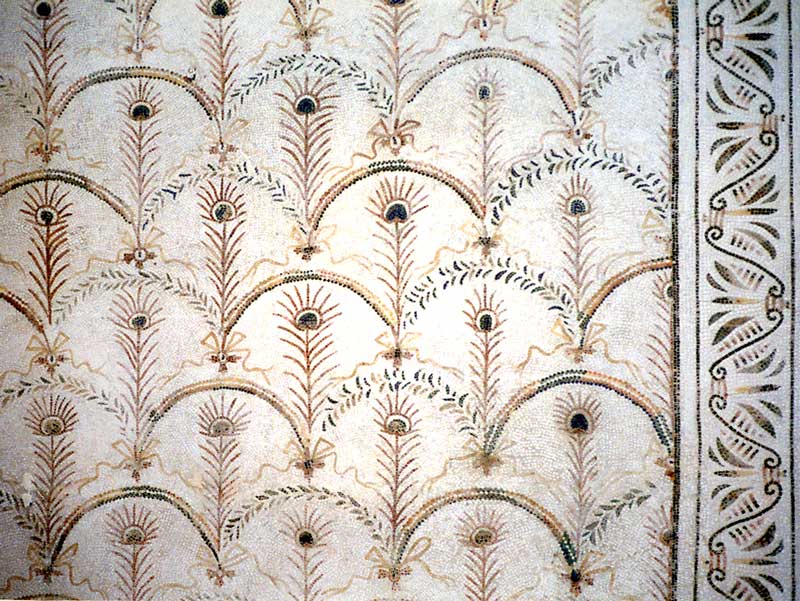 Mosaïque du Musée archéologique d'El Djem : décor
                  de plumes de paon