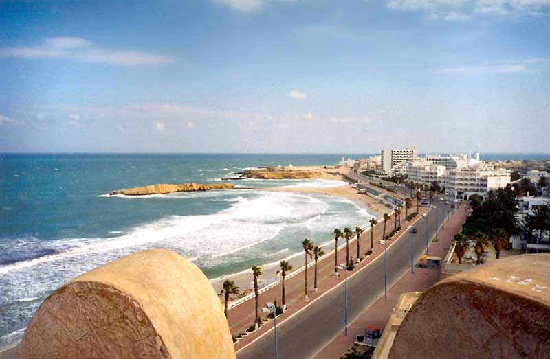 La
        côte depuis le rempart du ribat de Monastir