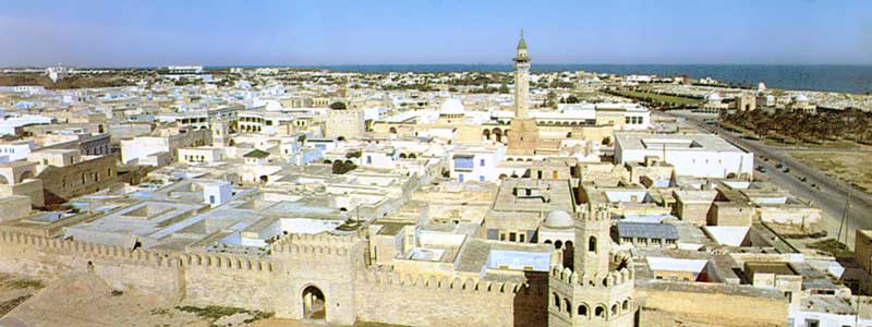 Depuis les murailles du ribat, la ville et le mausolée de
        Bourghiba
