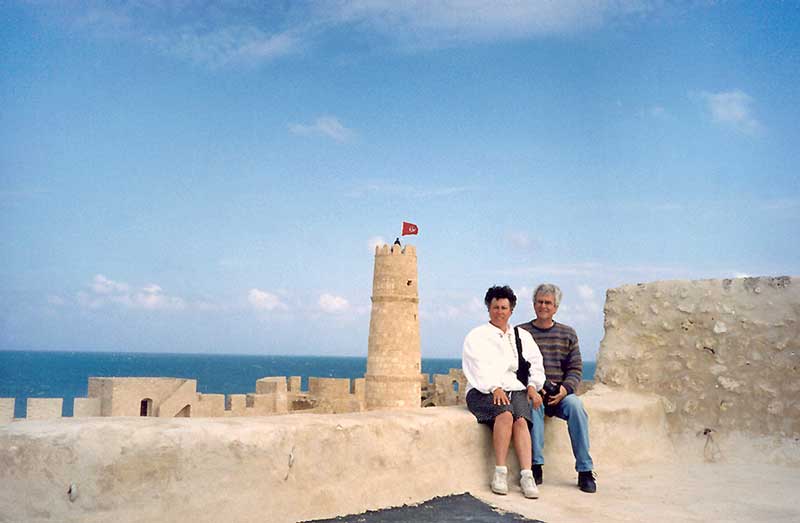 Dans le ribat, sur
      le rempart et devant le nador