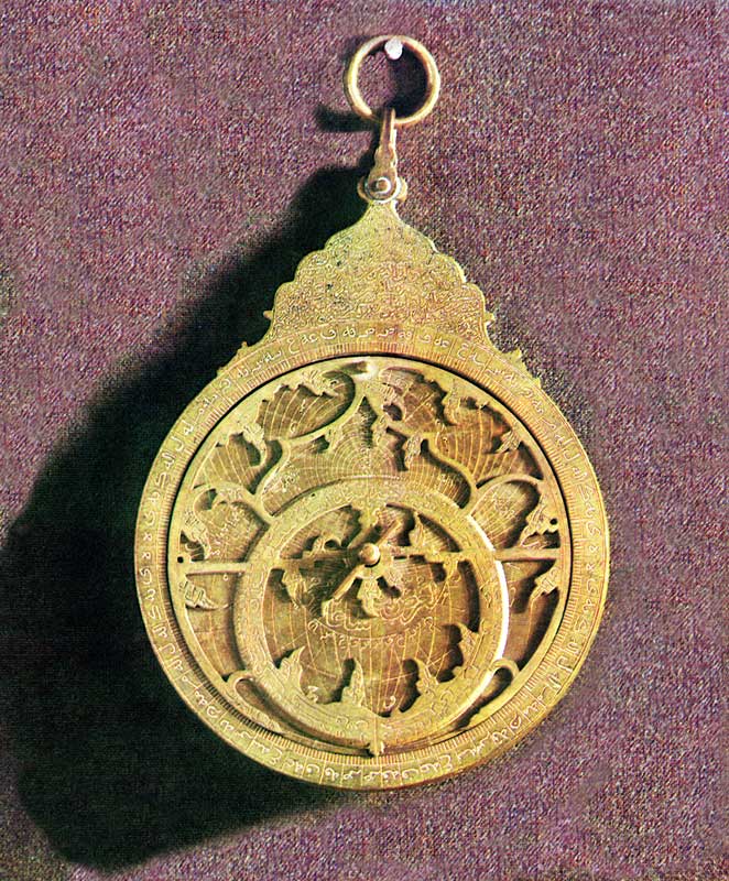 Dans le Musée du Ribat, une astrolabe arabe
                  fabriquée à Cordoba en 927