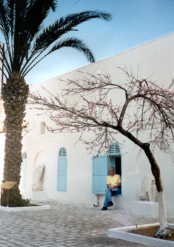 Dans la casbah, Jean-Paul dans la cour du Musée