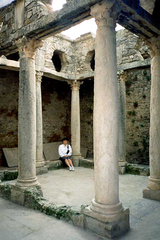 Monique dans
                l'atrium d'une maison souterraine de Bulla Regia
