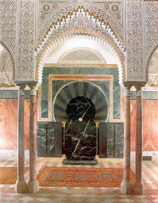 Arc polylobé de la Galerie centrale doublé d'une
                garniture en moqarnas