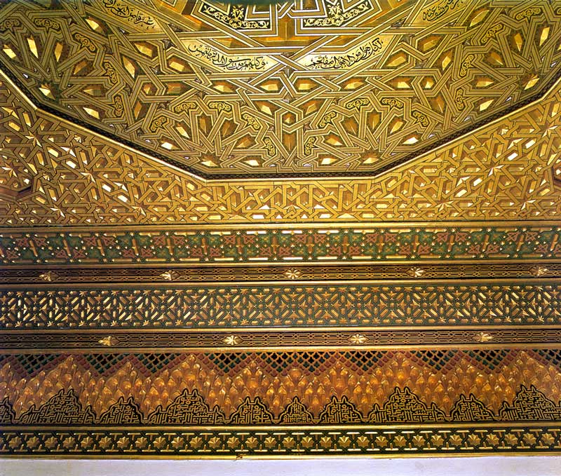 Frise d'arceaux en moqarnas encadrant le plafond du
              salon de la Grande Chambre Dorée
