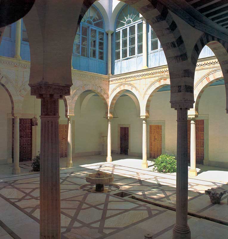 Patio péristyle avec galerie supérieure superposée