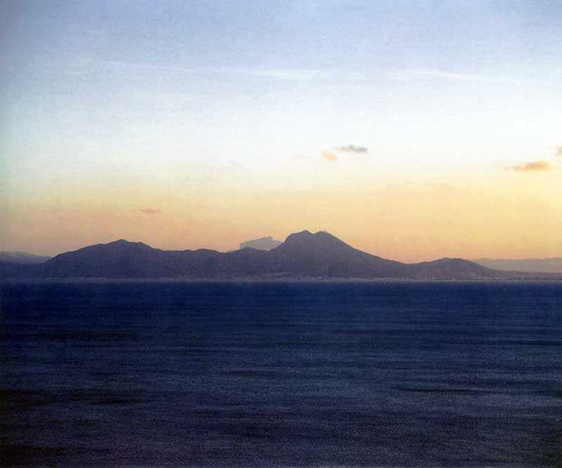 Vue, au
        crépuscule, du Jbel Boukornine (Hammam Lif) faisant face au
        promontoire de Sidi Bou Saïd