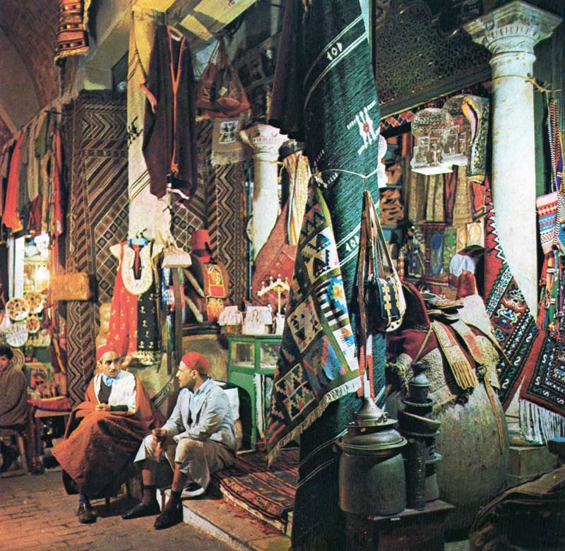 Dans
        les souks de Tunis, en attendant le touriste...