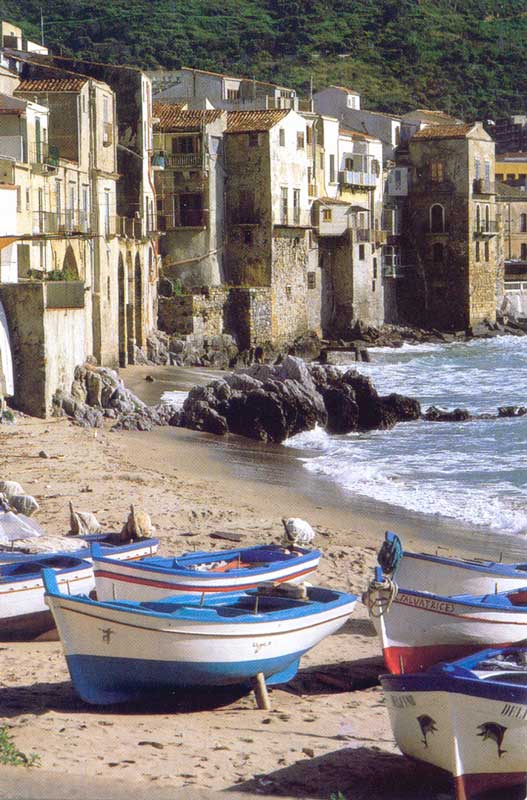 Barques sur la plage de Cefalu