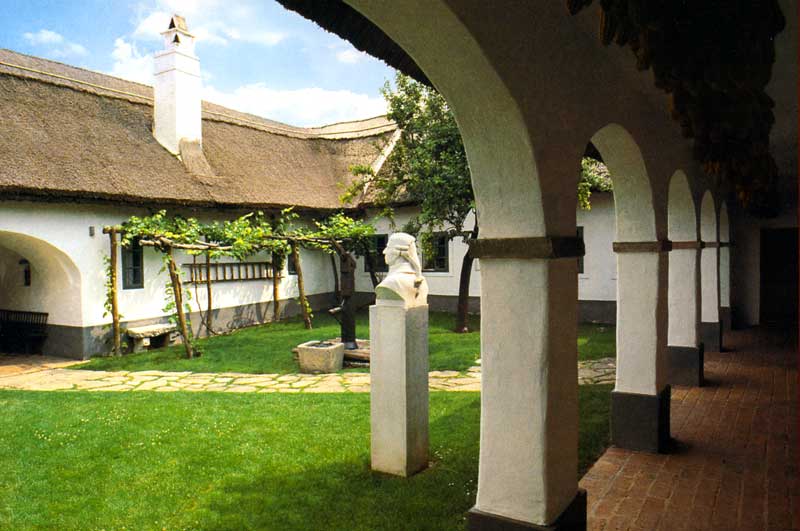 Cour de
          la maison natale des Haydn à Rohrau