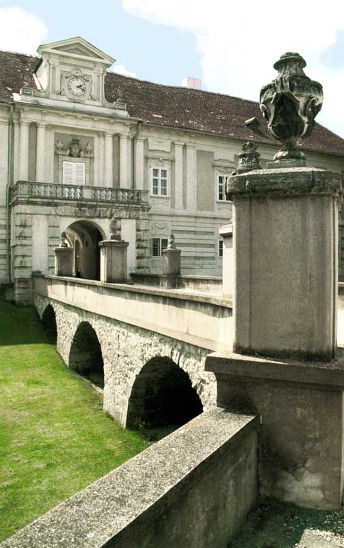 Entrée
              du château de Harrach à Rohrau