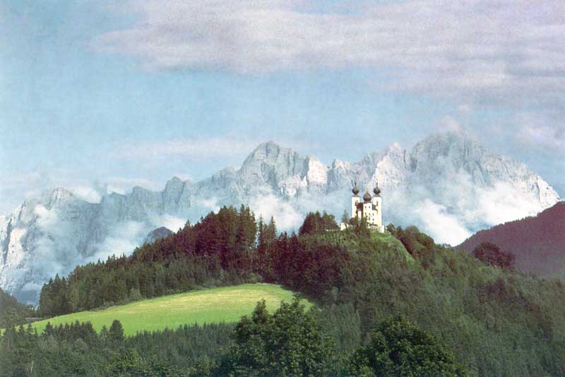 Frauenberg entouré de ses montognes enneigées au printemps