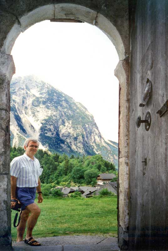 Jean-Paul entre dans la chapelle de Purgg