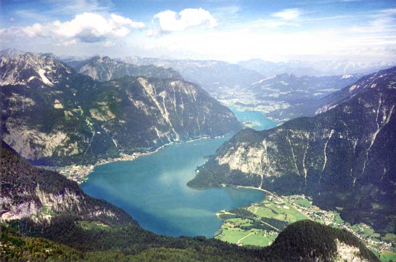 Vue
              sur le Halstattersee depuis le Krippenstein
