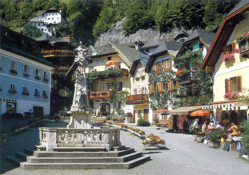 Place et fontaine
        de Halstatt
