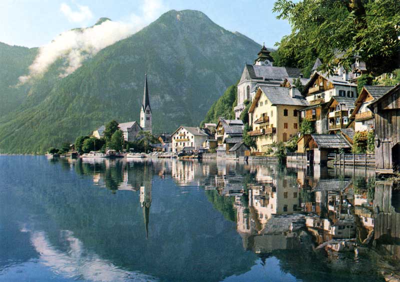 Halstatt au bord du lac et le Krippenstein