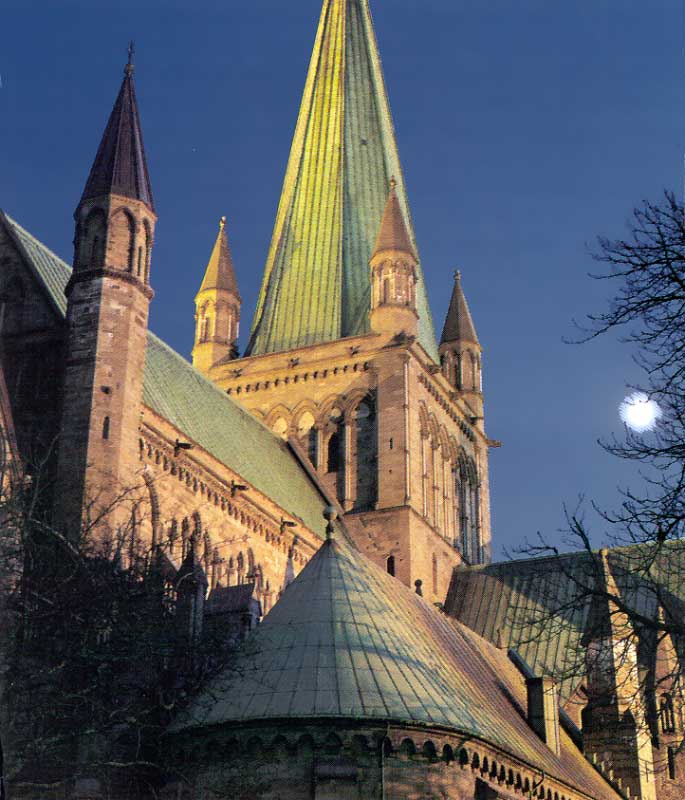 Clocher de la cathédrale de Nidaros illuminée
