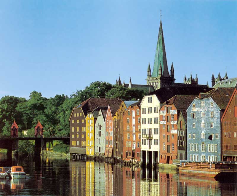 Anciens entrepôts sur la rivière Nidelva