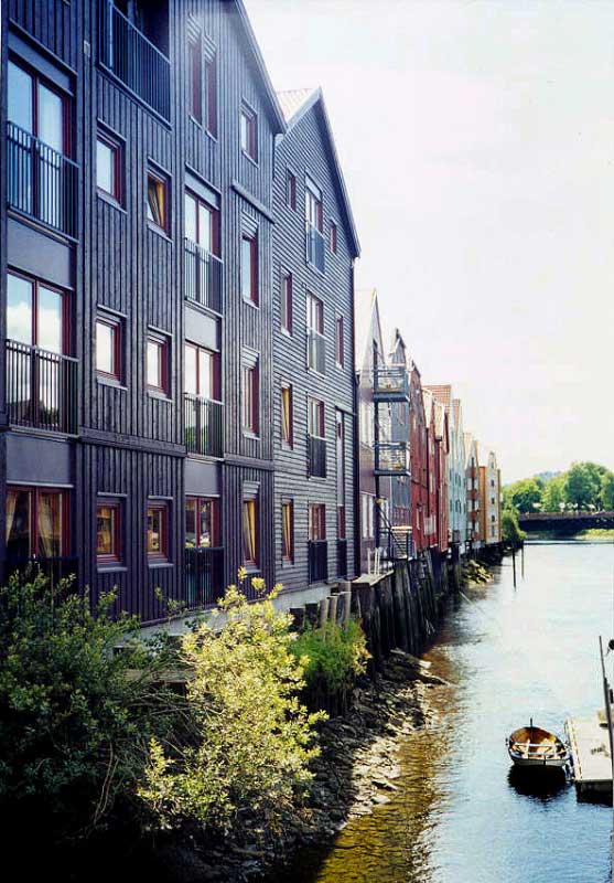 Anciens entrepôts sur la rivière Nidelva