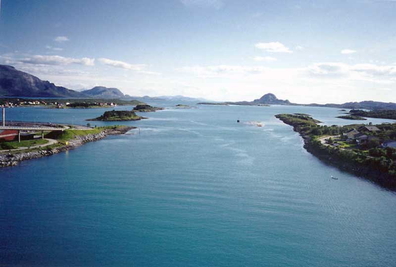 Depuis le tablier du pont sur le Brønnøyosund, Torghatten
          à l'horizon