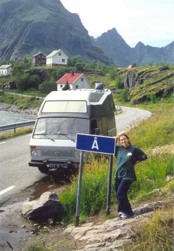 Juliette prend la pose à l'entrée de Å