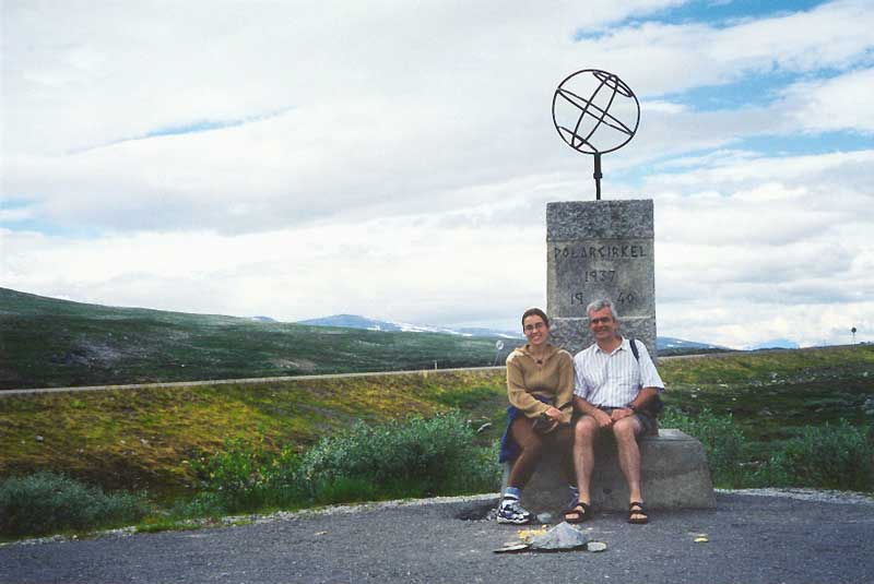 Juliette et Jean-Paul prennent la pose devant le
              monument du Polarssirkelen