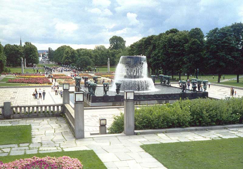 Vigeland :
        fleurs et fontaine