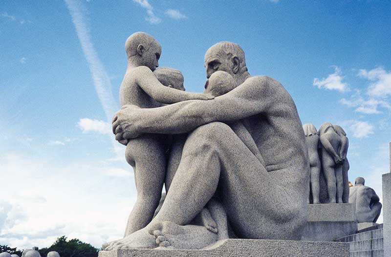 Vigeland-vieux-et-trois-enfants