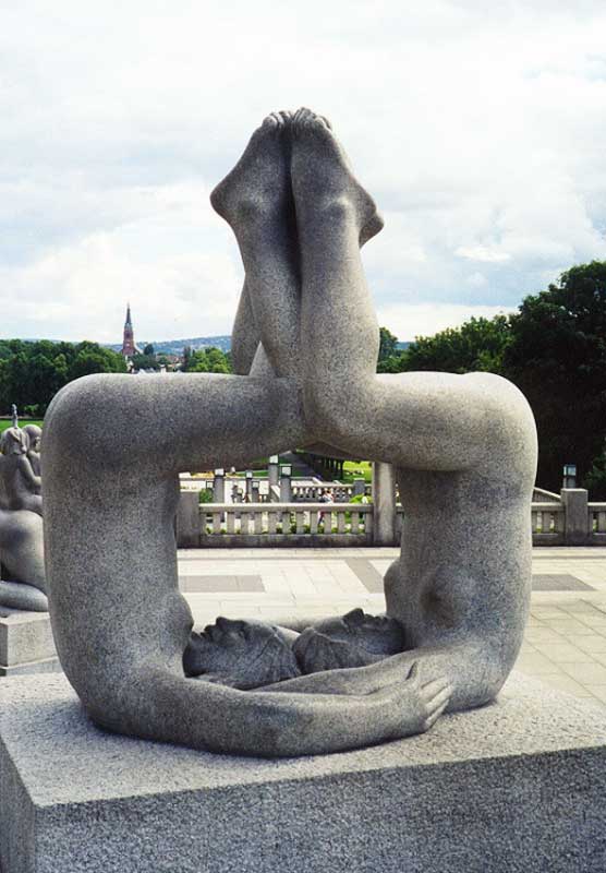 Vigeland-couple-de-femmes-tete-en-bas