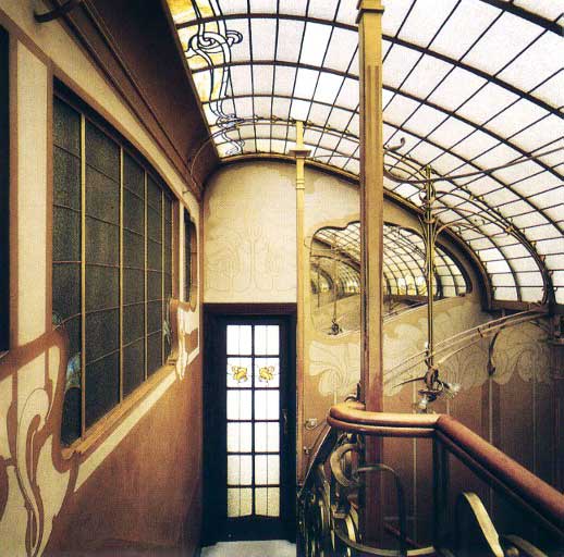 Haut de la cage d'escalier formant puits de <font
              size=