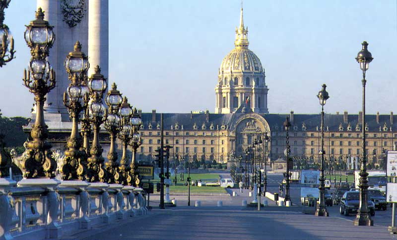 Depuis le
              pont, les Invalides