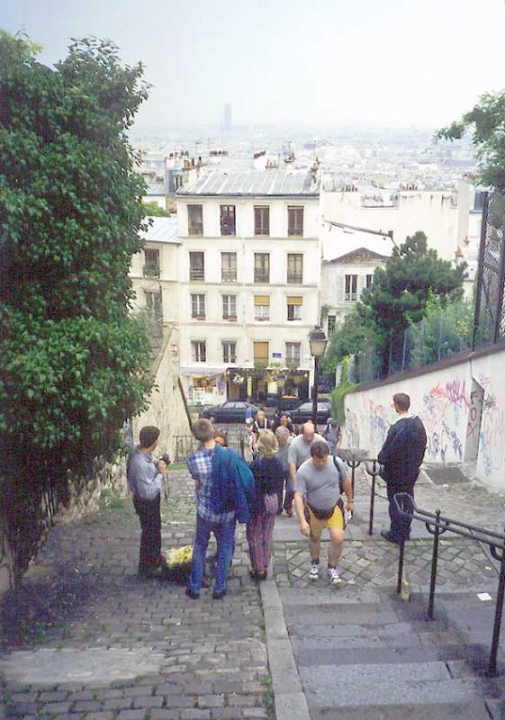 En dévalant
              les escaliers de Monmartre