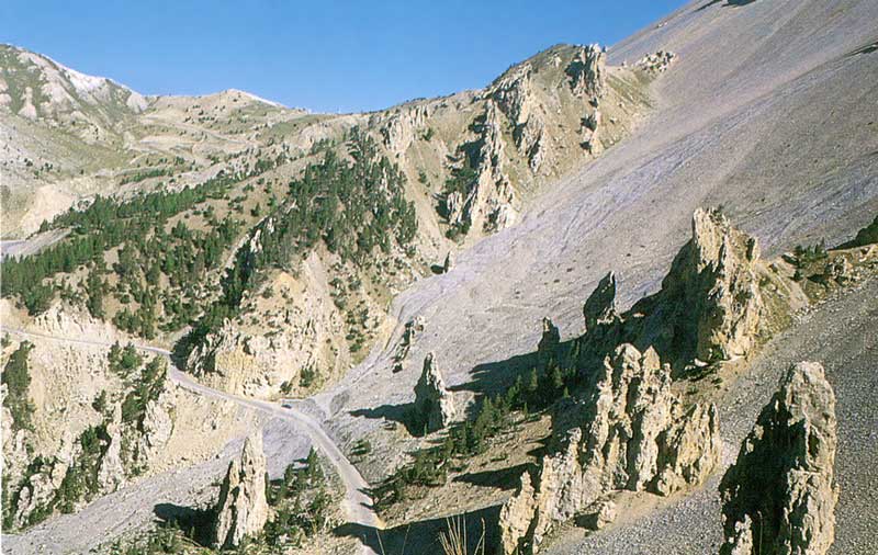 L'ancienne route du col au pied des éboulis