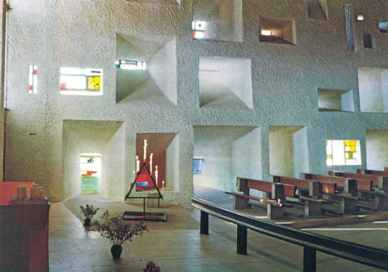 Ronchamp : inttérieur de la chapelle-ND-du-Haut par
                Le-Corbusier