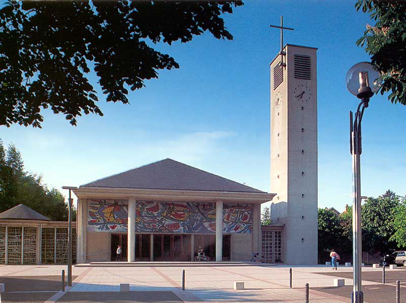 Audincourt-facade-de-l'eglise-du-Sacre-Coeur-mosaique-par-Bazaine-(1951).