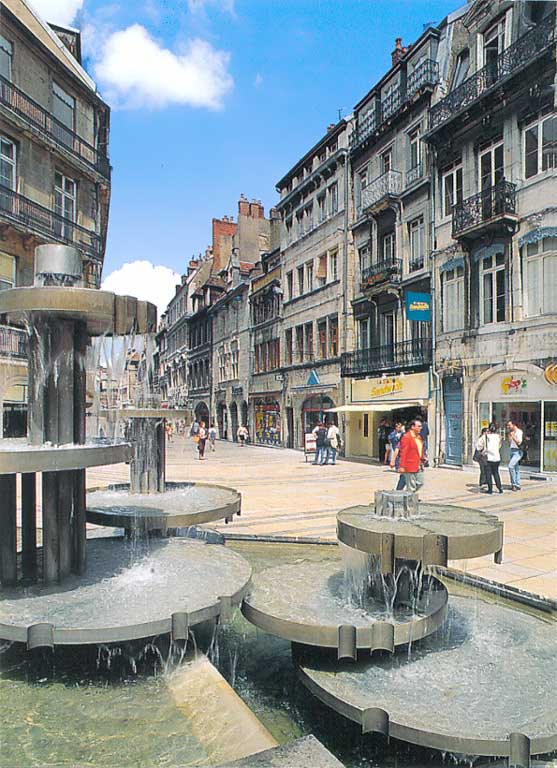 Besancon-fontaine-Place-J-Cormet