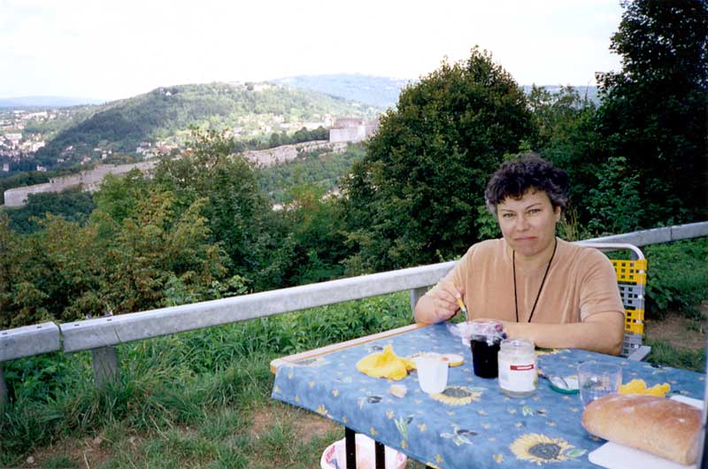 Besançon : Monique pique-nique sur le
                  belvédère de Chaudane