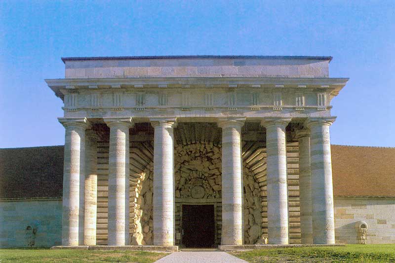 Arc-et-Senans-entree-monumentale-de-la-saline-(Batiment-des-gardes)
