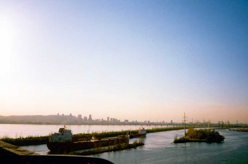 La voie maritime et le skyline de Montréal depuis le
            pont Champlain
