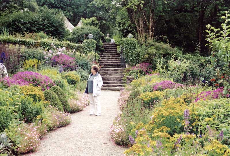 Monique dans l'allée du Walled Garden de Glenveagh