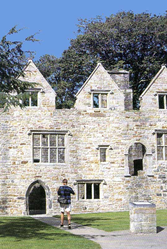 Façade du
                château de Donegal