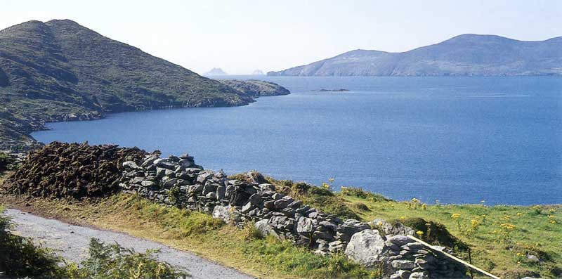 Iveragh-peninsula-Ballinskelligs-Bay-pres-Waterville