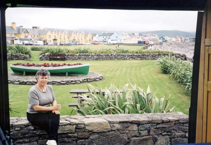 Waterville : Monique dans le jardin précédant la
                plage