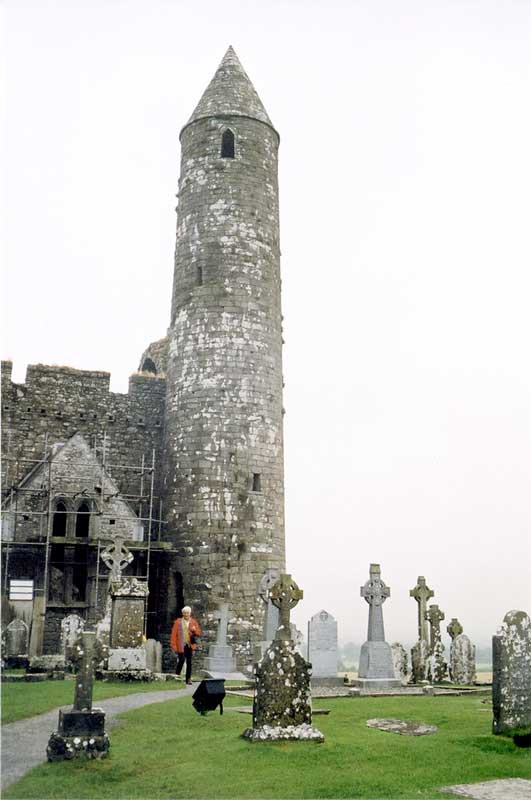 Cashel : Jean-Paul au pied de la tour ronde