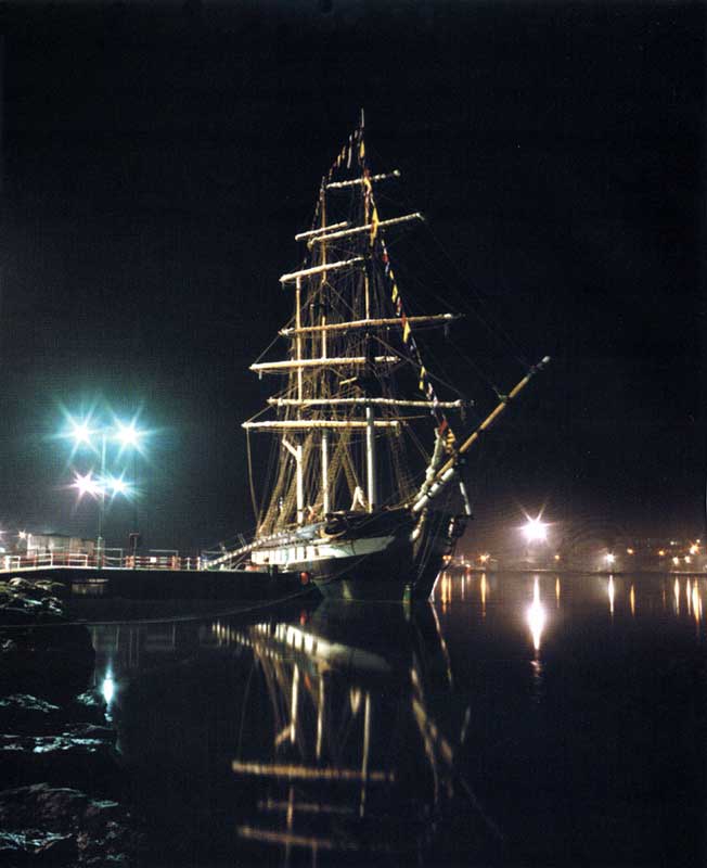 New Ross : la
              silhouette du Dunbrody dans la nuit