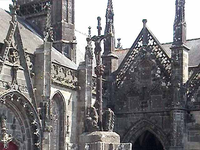 Le
                Folgoet : calvaire et chapelle latérale