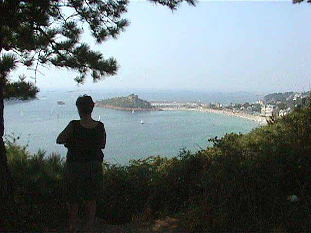 Pointe-de-Bihit : Monique devant le panorama sur
              Trebeurden