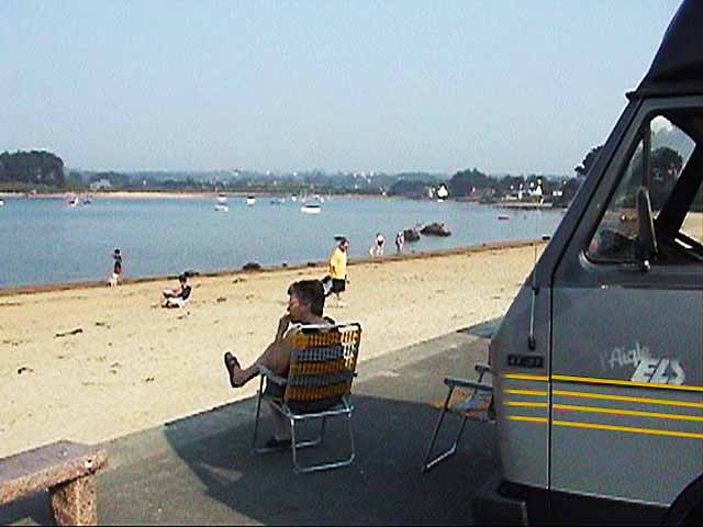 Monique devant la plage de Trégastel