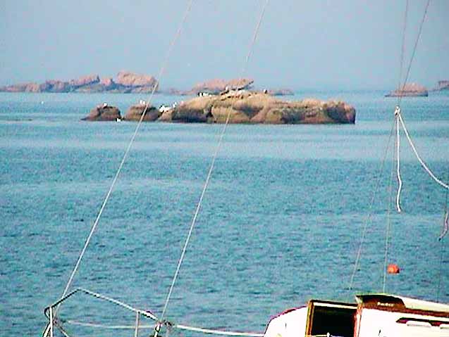Rochers
              devant la plage de Tregastel