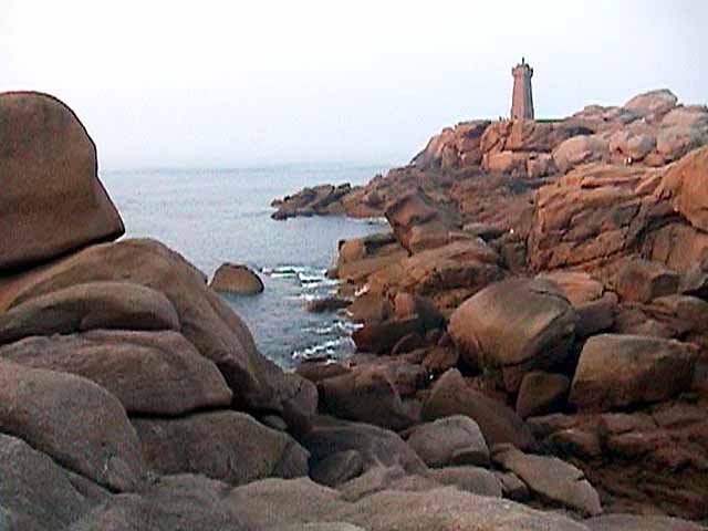Ploumanach : phare sur les rochers